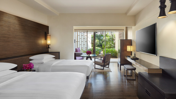  1 King Bed/ 2 Twin Beds with Club Access Terrace